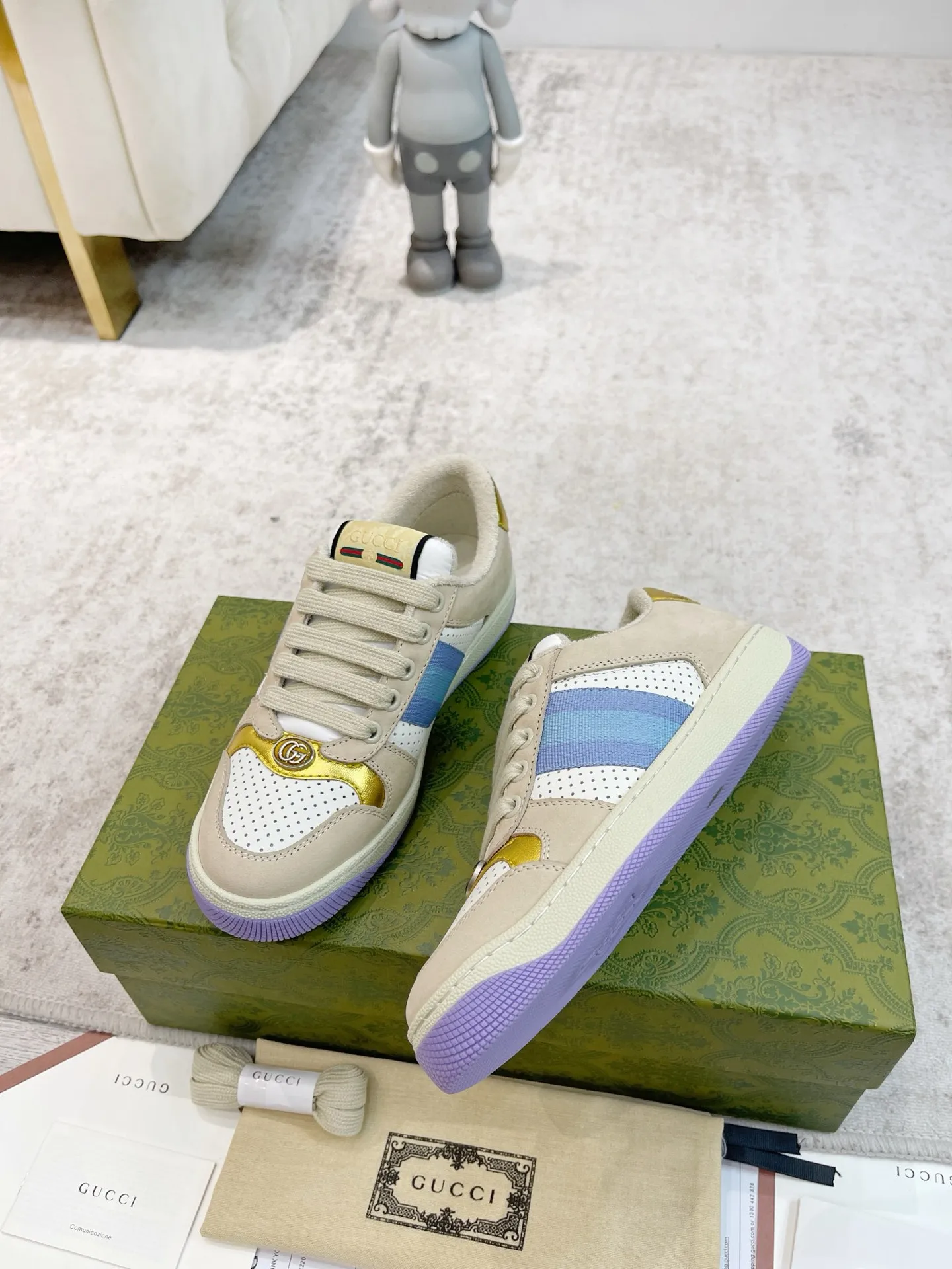 Ex-factory price: 540💰 GUCCI Gucci's newly upgraded back cover lining, top-notch old dirty shoes, classic casual sports shoes for couples, retro sneakers and old G family dirty shoes, updated at the counter simultaneously! ①The shoe upper has the same water-based edge coating process as the original version⚠️The ordinary oil edges on the market have a strong glue feel and are easy to fall off! Grade A first-layer nubuck leather (with pores)/matching computer embroidered double G cloth, high-density terry velvet lining. ② A PVC transparent small round mark sealing line is added to the details of the midsole. The mold is opened six times and the jewelry craftsmanship is used to customize the two-color double G buckle, striving to be the same as the original version. A pair of buttons is more than three times more expensive than ordinary buckles on the market. ③An old two-color washable label, the chip is placed on the outer waist of the right foot, the entire shoe is completely hollowed out with rubber technology, TUP material (rubber to distinguish the market) with the latest green packaging from the counter, 3D printed handbag, and a pair of shoelaces. There is no pressure when entering and exiting the counter. You can buy a 1:1 accurate replica of the original version and modify and upgrade it repeatedly. The details are perfectly restored, the materials are all customized, and they are truly top-notch. Please look at the details clearly to identify the quality. Upper: First-layer frosted cowhide/embroidered double G cloth. Lining: original high-density velvet lining. Foot pads: original pearlescent sheepskin. Outsole: private molded vacuum TPU material. Packaging: original top-grade full set packaging at the counter. Shoe size: women's size 35-40, men's size 39-44 (men's size 38, 45🉑️customized, non-returnable)